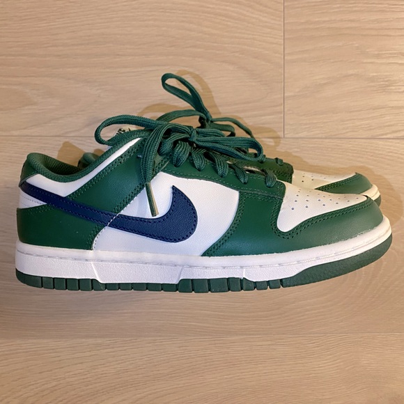 W NIKE Dunk Low - Picture 1 of 5